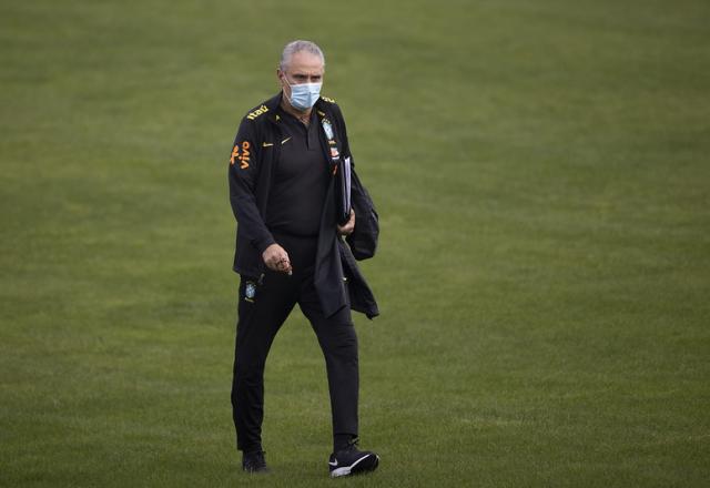 Tite adiante que vai mudar equipe, mas volta a fazer mistério com escalação