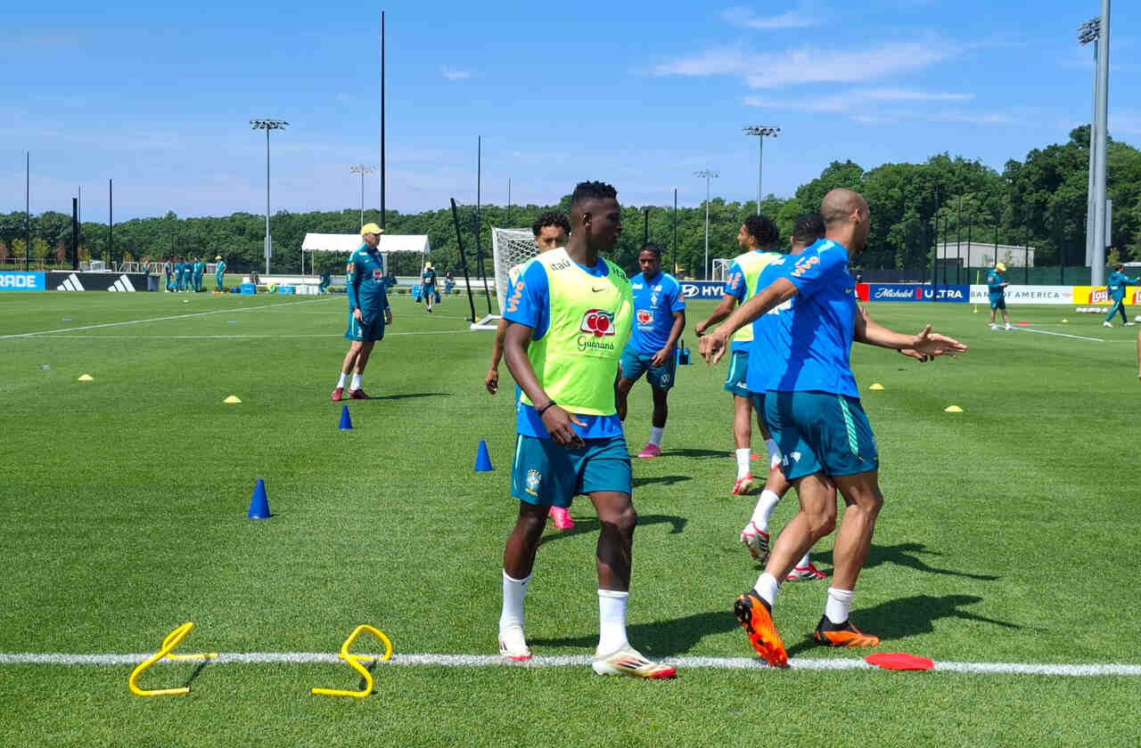 Ainda sem Neymar, Seleção retoma rotina de treinos