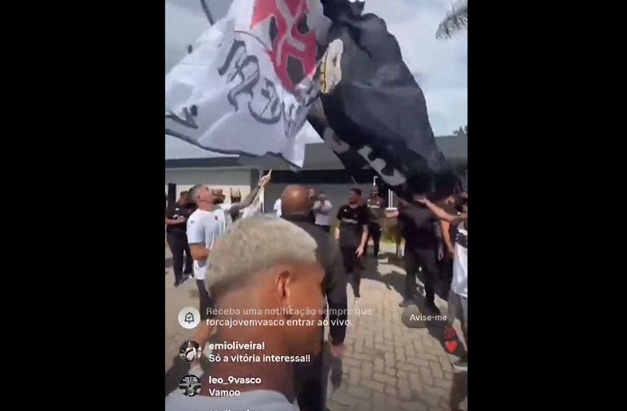 Vasco recebe apoio da torcida no CT Moacyr Barbosa antes de enfrentar o Fluminense