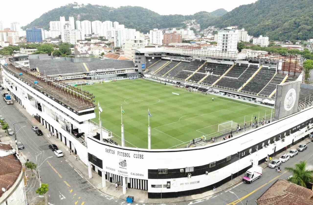 Santos inicia recuperação do gramado da Vila Belmiro