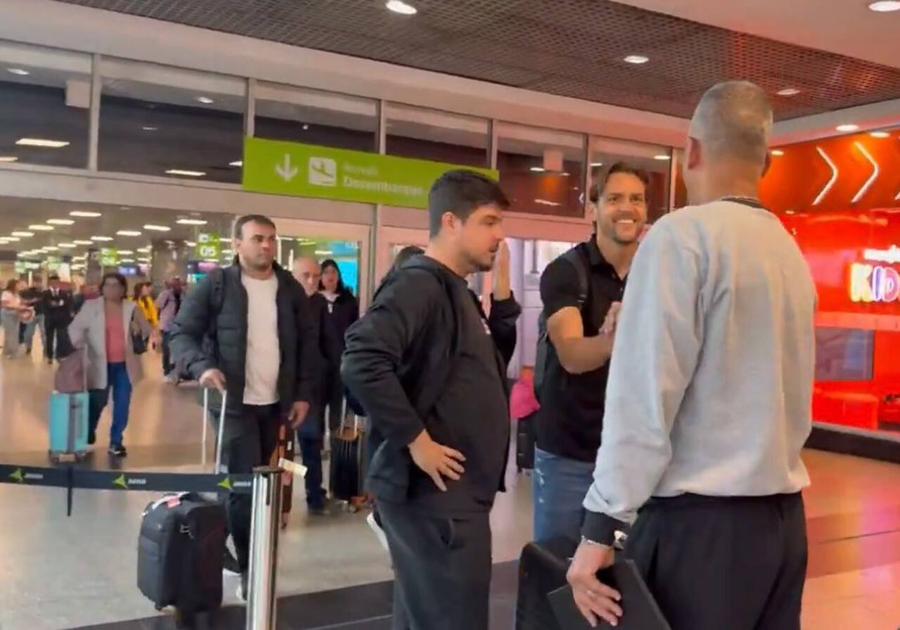 Tolói desembarca em Congonhas para assinar com o São Paulo