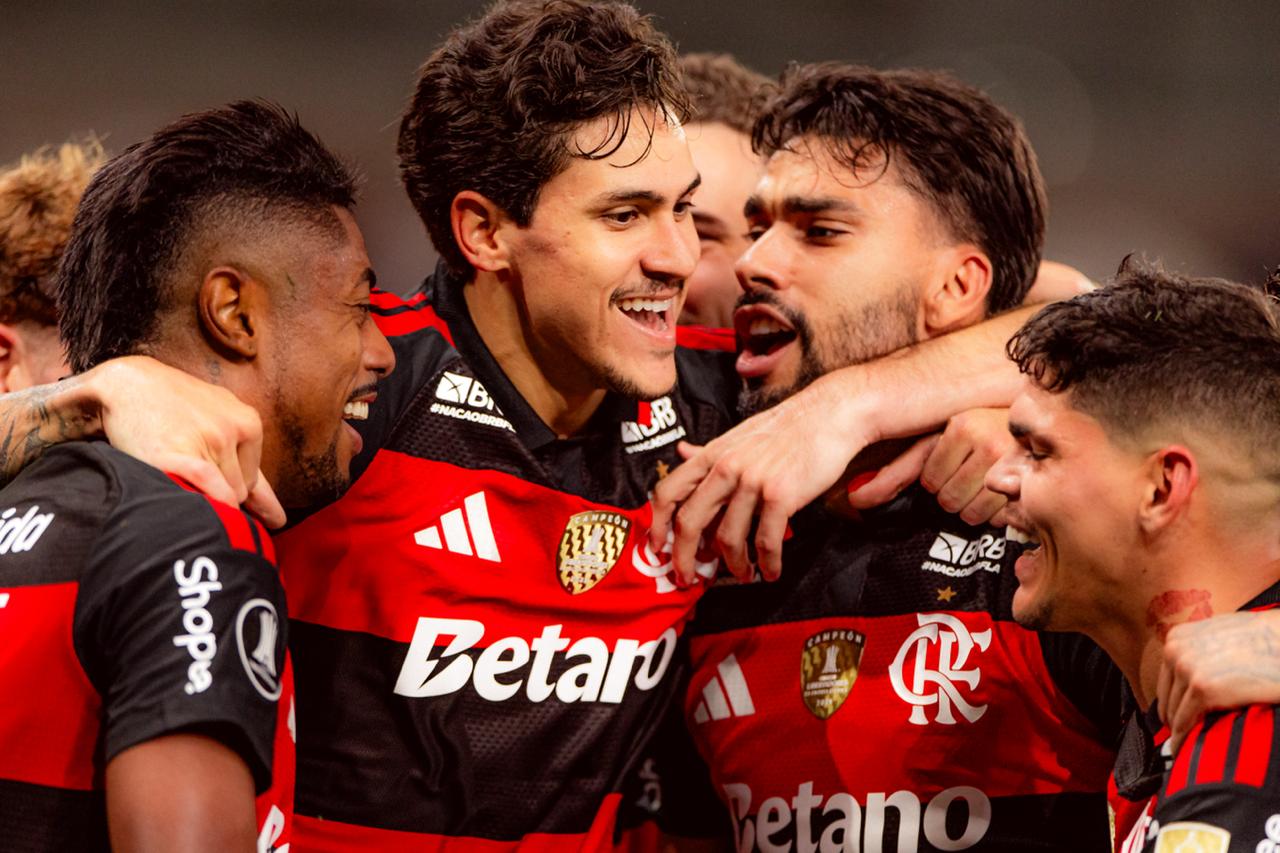 Pedro decide, e Flamengo avança em primeiro no Grupo A da Libertadores