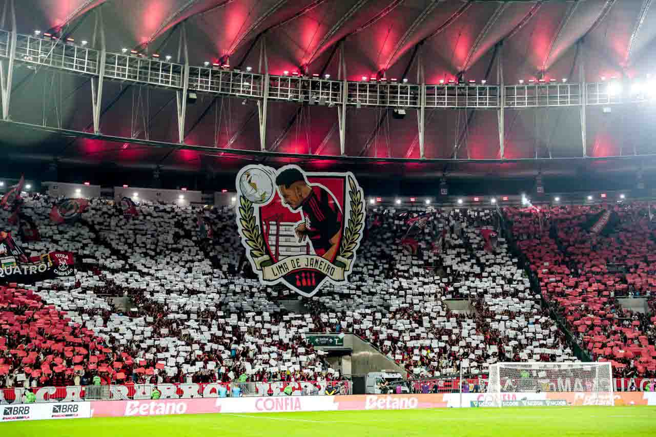 Torcida do Flamengo provoca Palmeiras: ''Primeiro tetra'' Torcida do Flamengo provoca Palmeiras: ''Primeiro tetra''