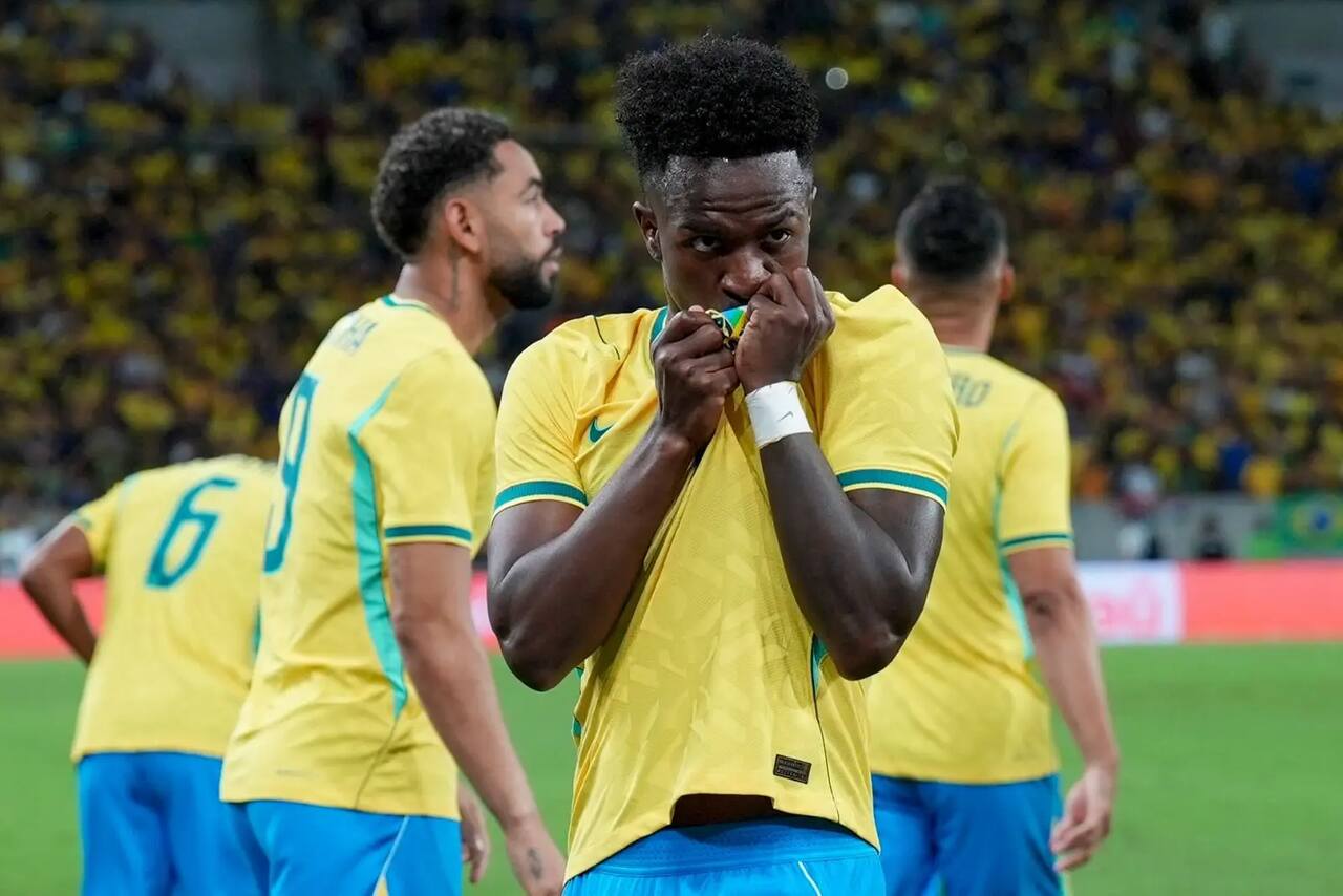 Vini Jr comenta atuação da Seleção Brasileira e elogia Neymar: "Nosso ídolo"