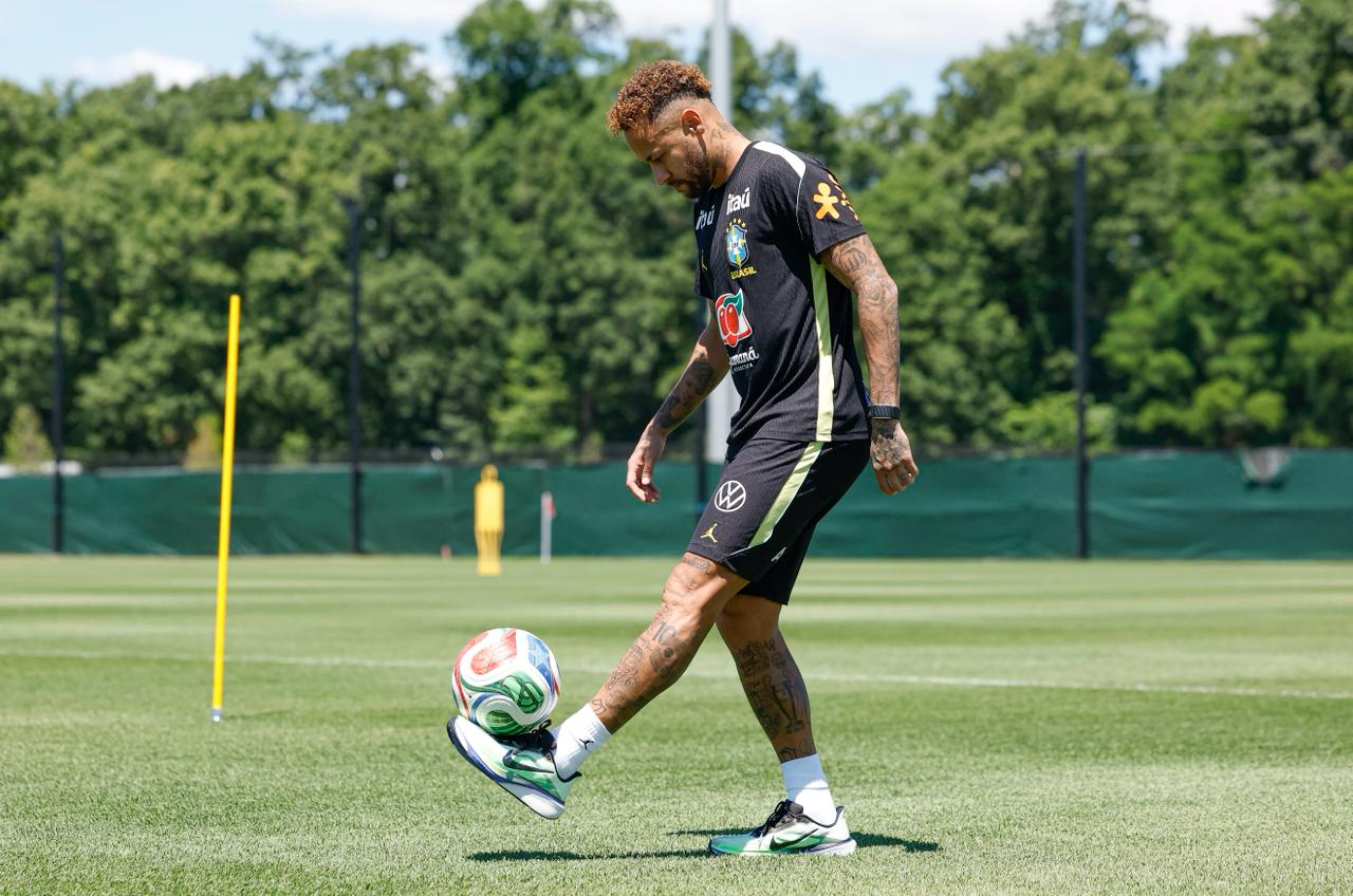 Neymar treina no campo com a Seleção nos Estados Unidos Neymar treina no campo com a Seleção nos Estados Unidos