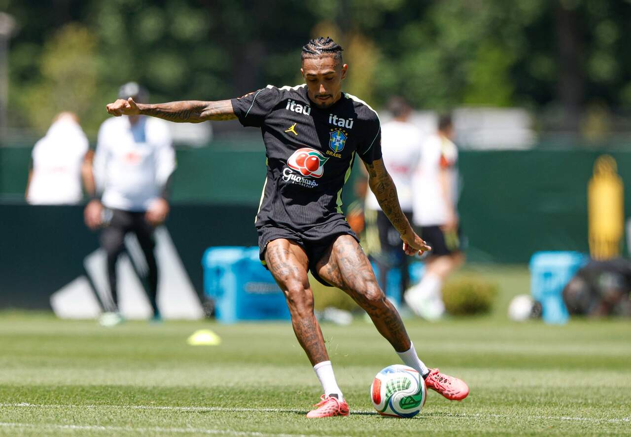 Trio volta a treinar no Brasil e não preocupa para duelo 