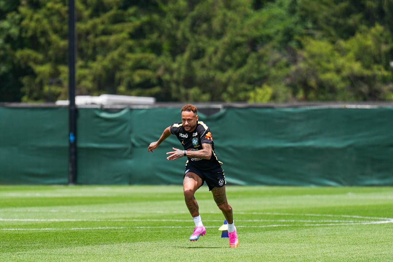 Fora do jogo contra o Haiti, Neymar intensifica recuperação