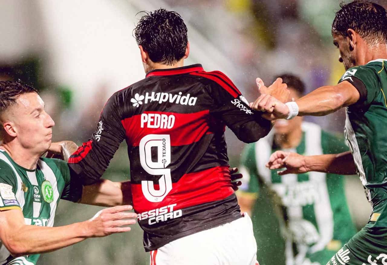 Flamengo goleia a Chapecoense na volta do Brasileirão