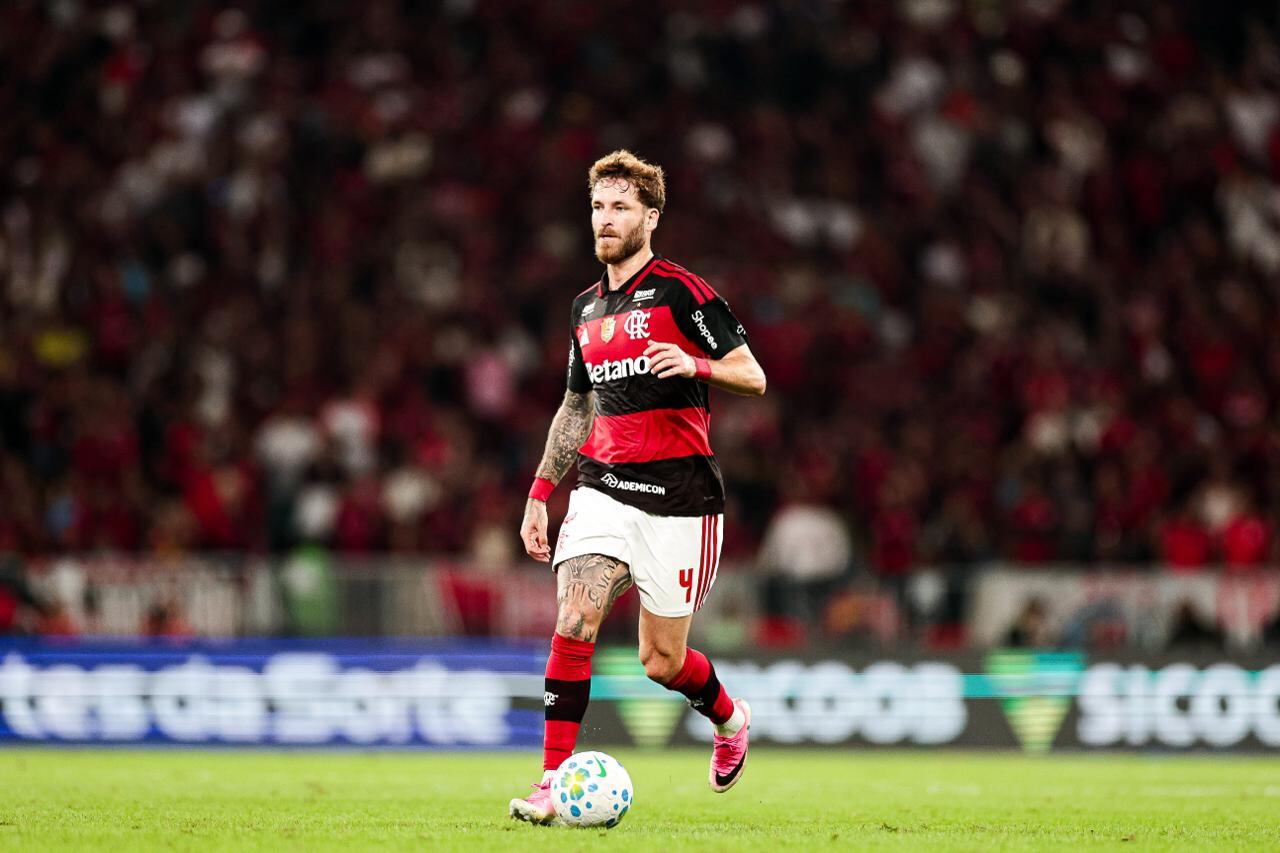 Flamengo recebe proposta de clube turco por Léo Pereira