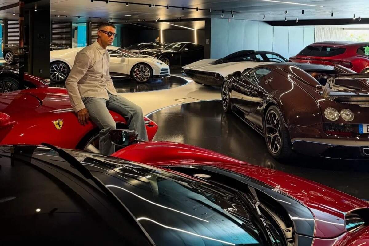 Cristiano Ronaldo exibe sua coleção de supercarros Cristiano Ronaldo exibe sua coleção de supercarros