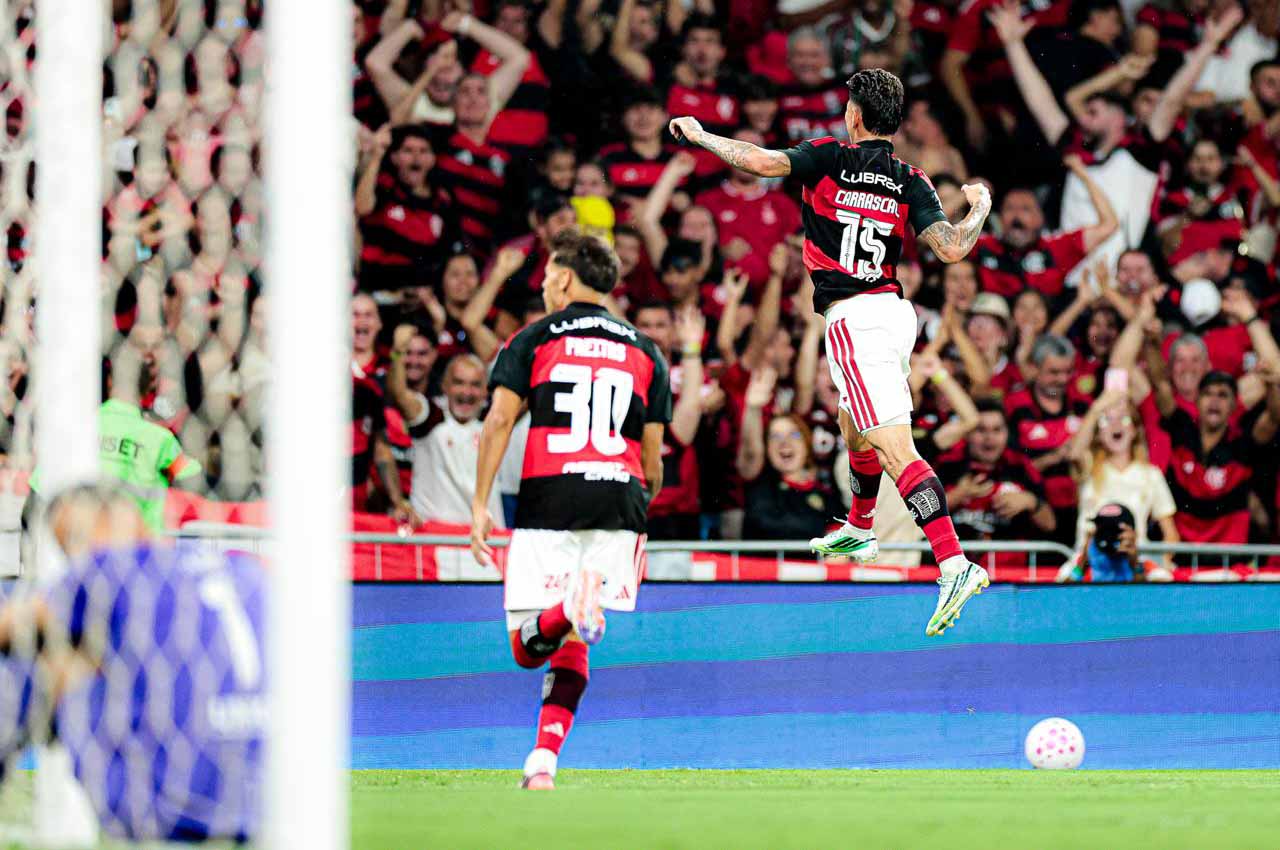 Flamengo vence Fluminense e segue na liderança