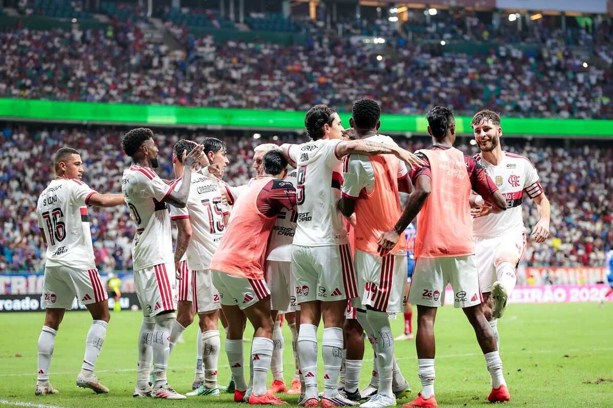 Flamengo vence Bahia, e assume liderança da tabela Flamengo vence Bahia, e assume liderança da tabela