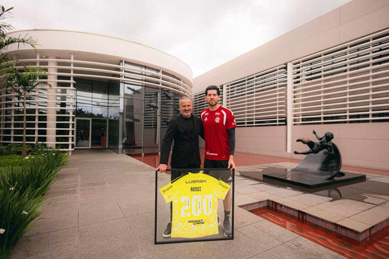 Rossi completa 200 jogos pelo Fla e recebe homenagem Rossi completa 200 jogos pelo Fla e recebe homenagem