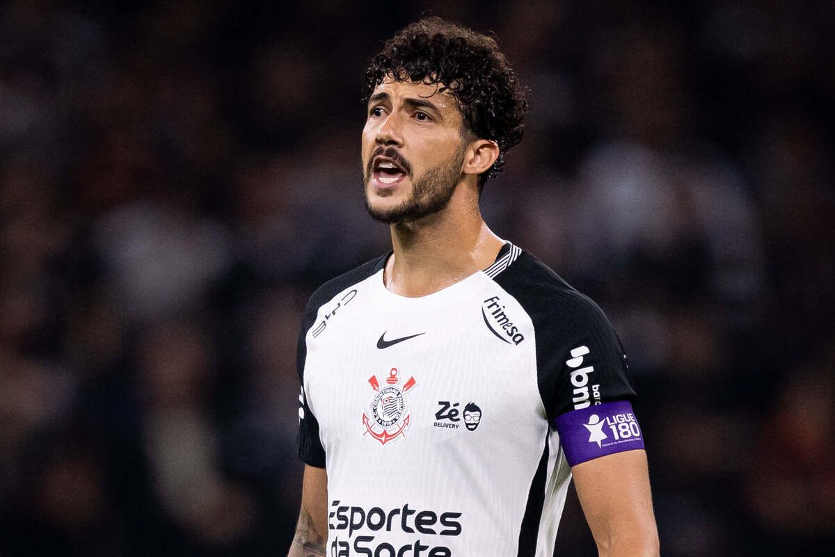 Gustavo Henrique reclama de arbitragem e cobra melhora do Corinthians