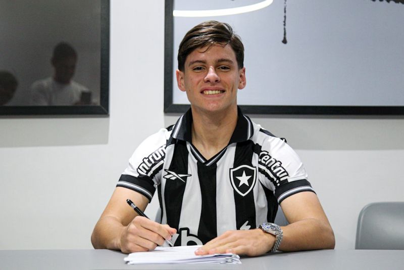 Montoro com a camisa do Botafogo (Foto: Henrique Lima/Botafogo)