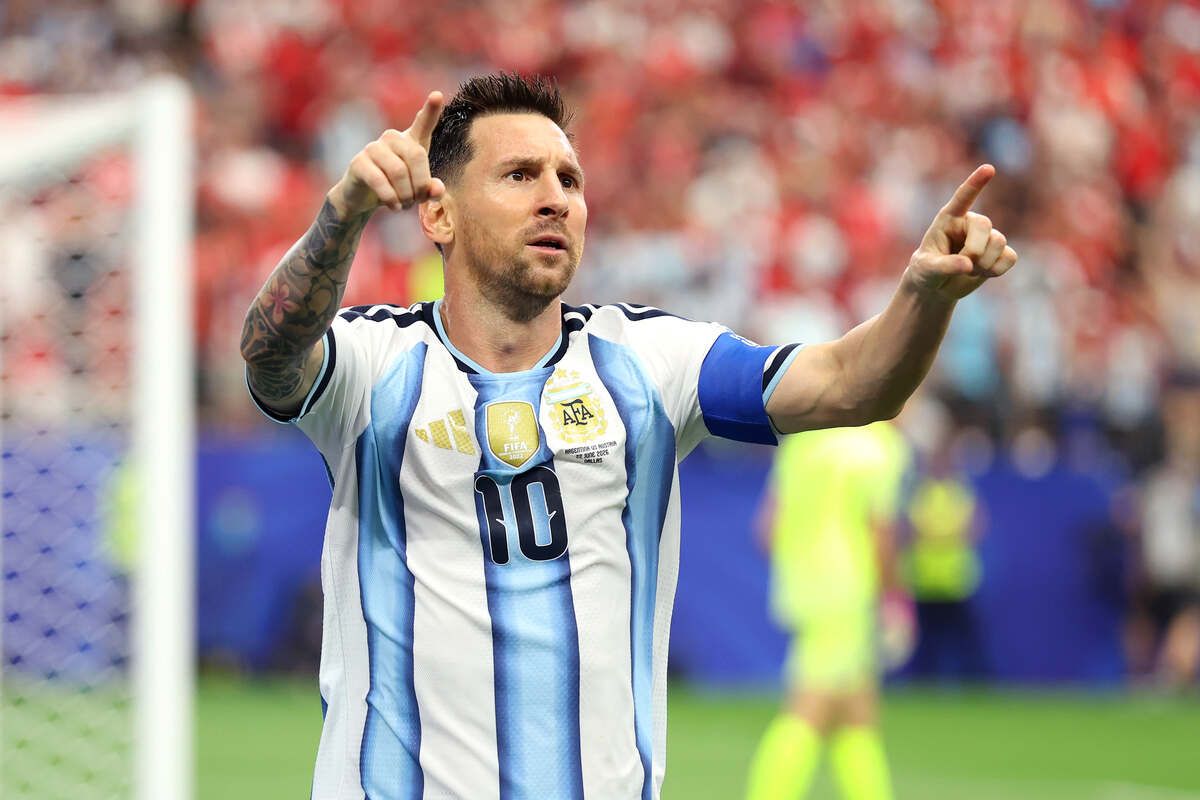 Messi faz dois gol e Argentina se classifica na Copa Messi faz dois gol e Argentina se classifica na Copa
