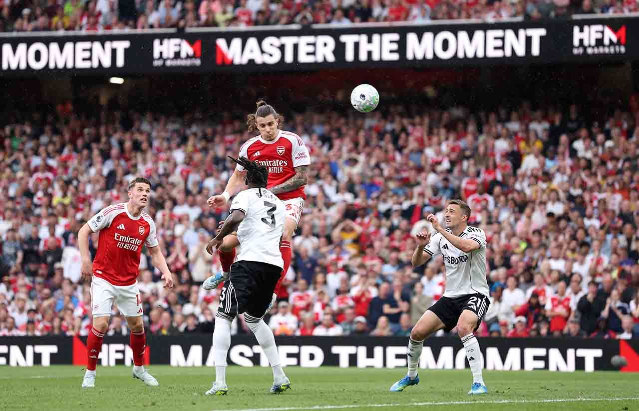 Arsenal vence o Fulham e segue firme na briga pelo título da Premier League