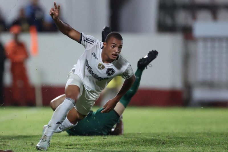 Botafogo sofre, mas vence o Nova Iguaçu no apagar das luzes