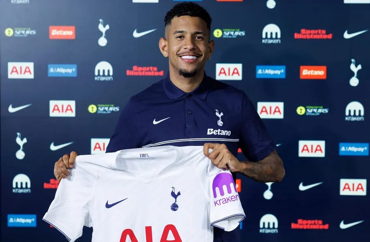 Tottenham anuncia a contratação do brasileiro Savinho Tottenham anuncia a contratação do brasileiro Savinho