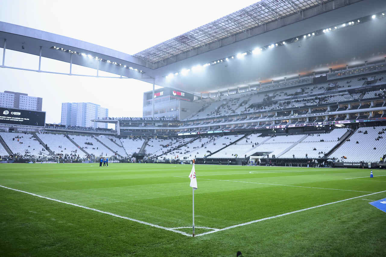 Corinthians é denunciado pelo STJD após invasão de campo 