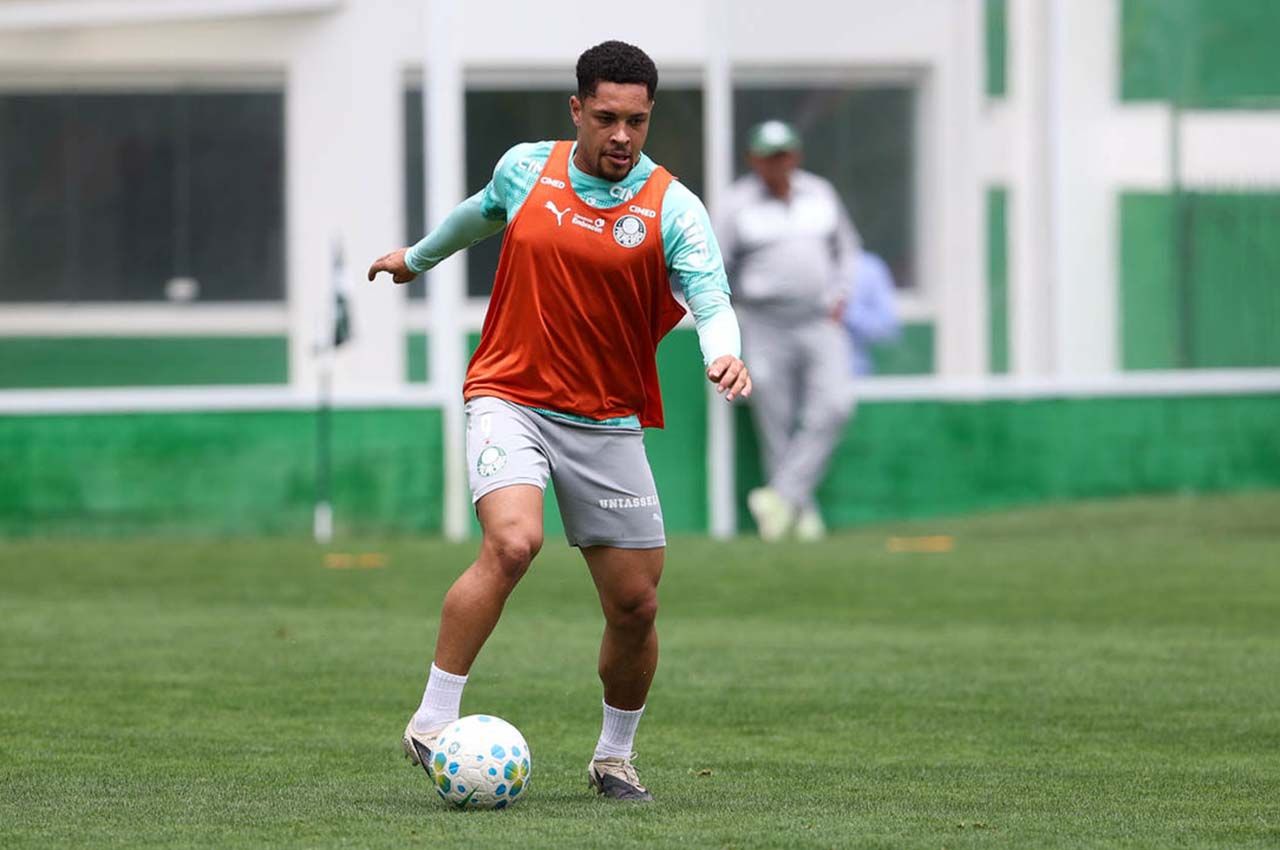 Vitor Roque volta aos treinos e Sosa se lesionou no Verdão