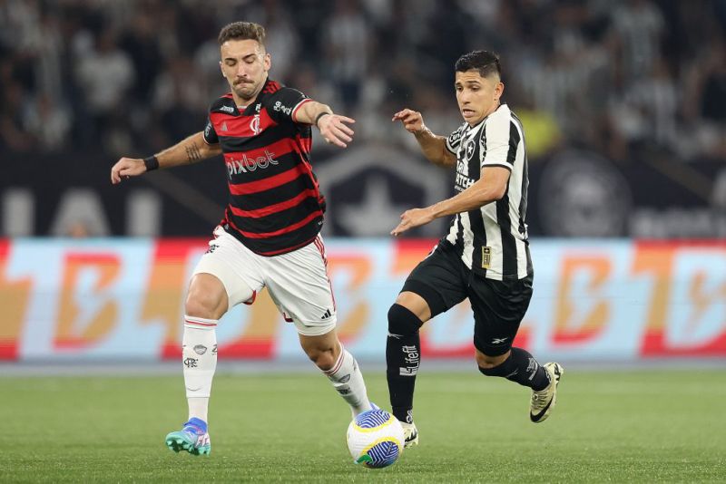 Léo Ortiz e Savarino na partida entre Botafogo e Flamengo. (Foto: Vítor Silva/Botafogo)