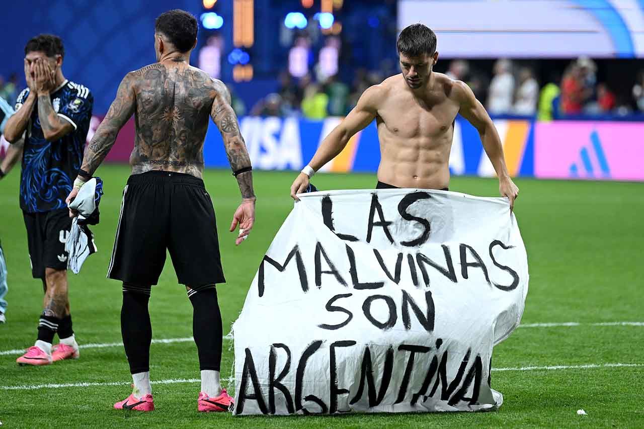 Argentinos celebram com faixa alusiva às Malvinas