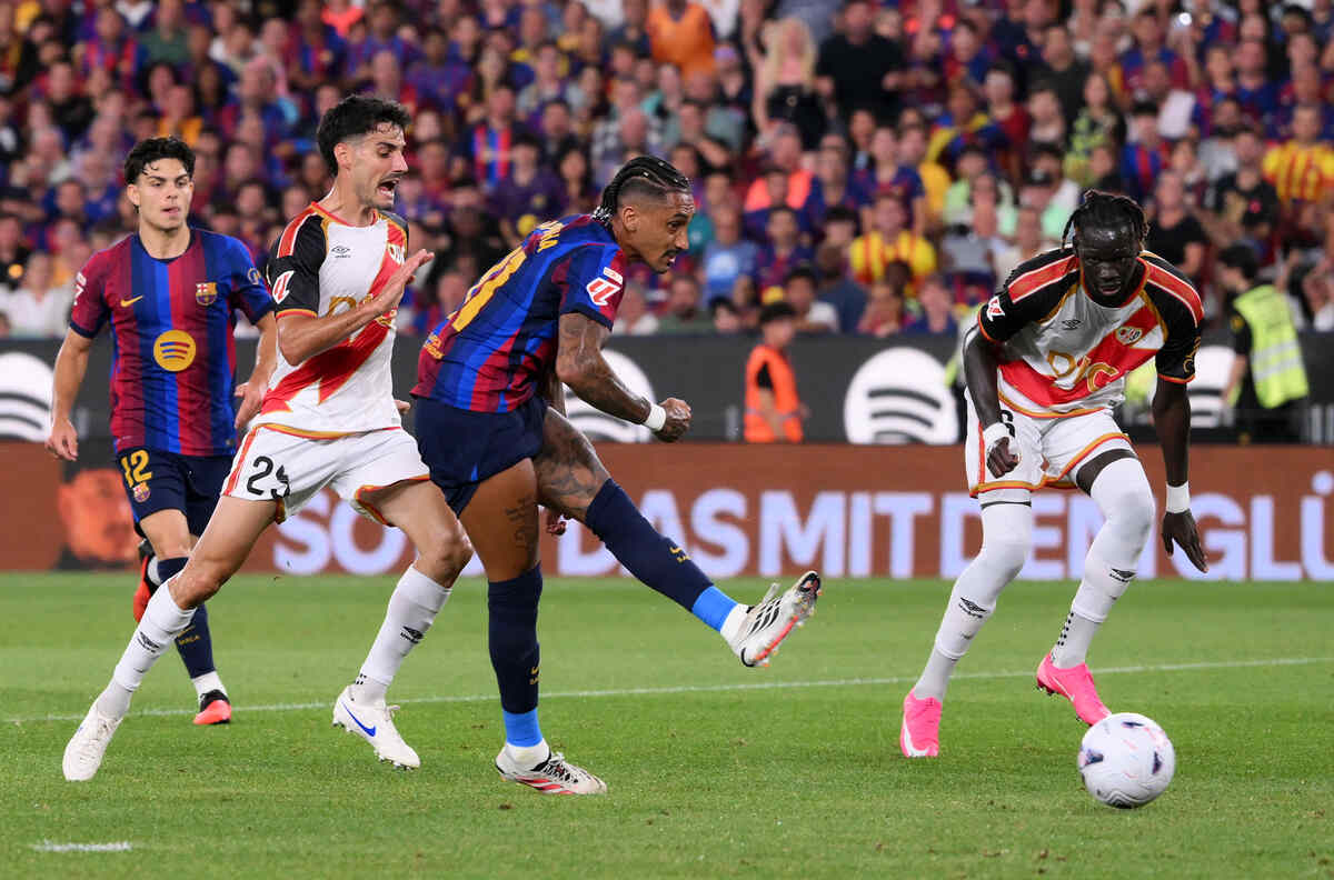 Raphinha e Yamal arrasam na goleada do líder Barcelona