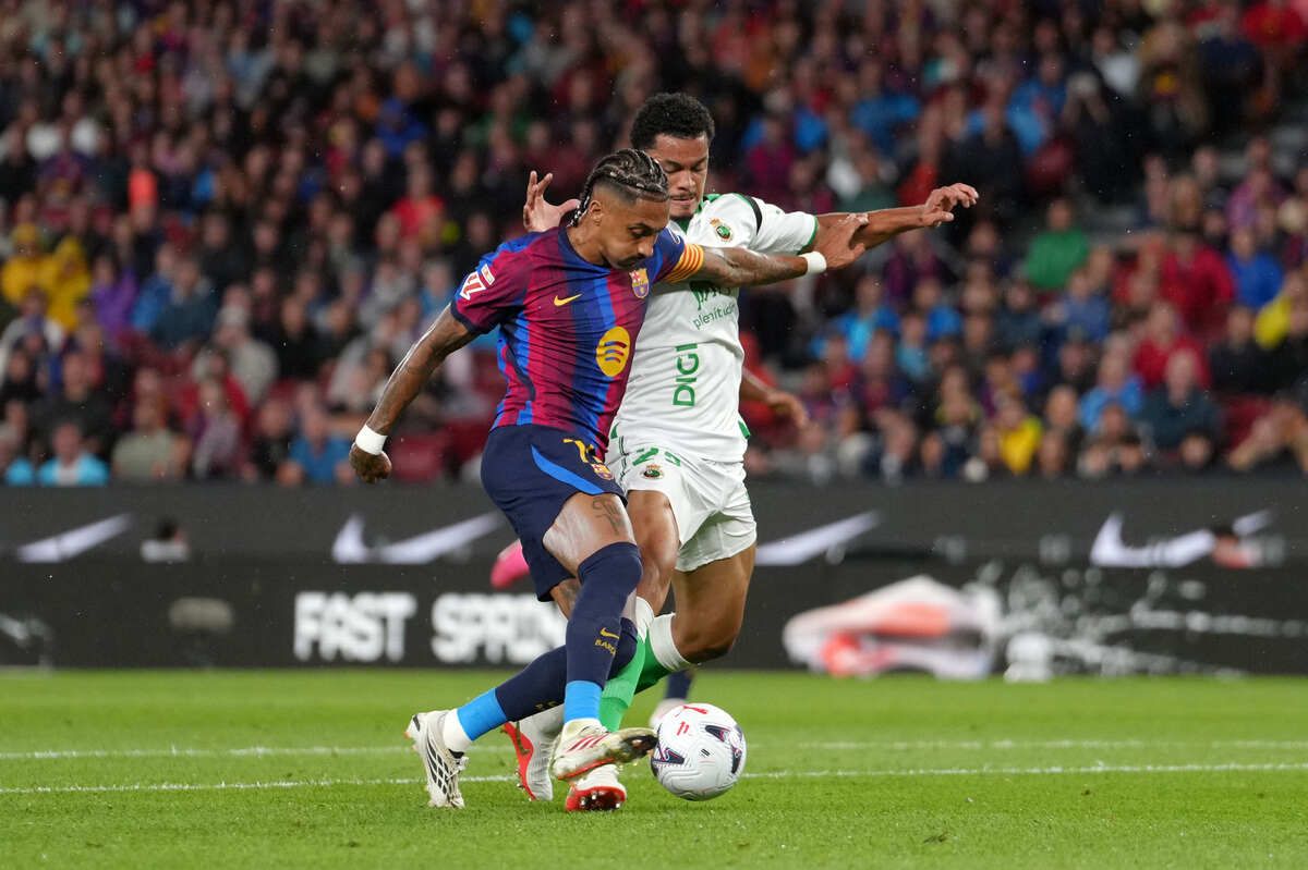 Barcelona goleia com hat-trick de Raphinha e golaço de Jesus