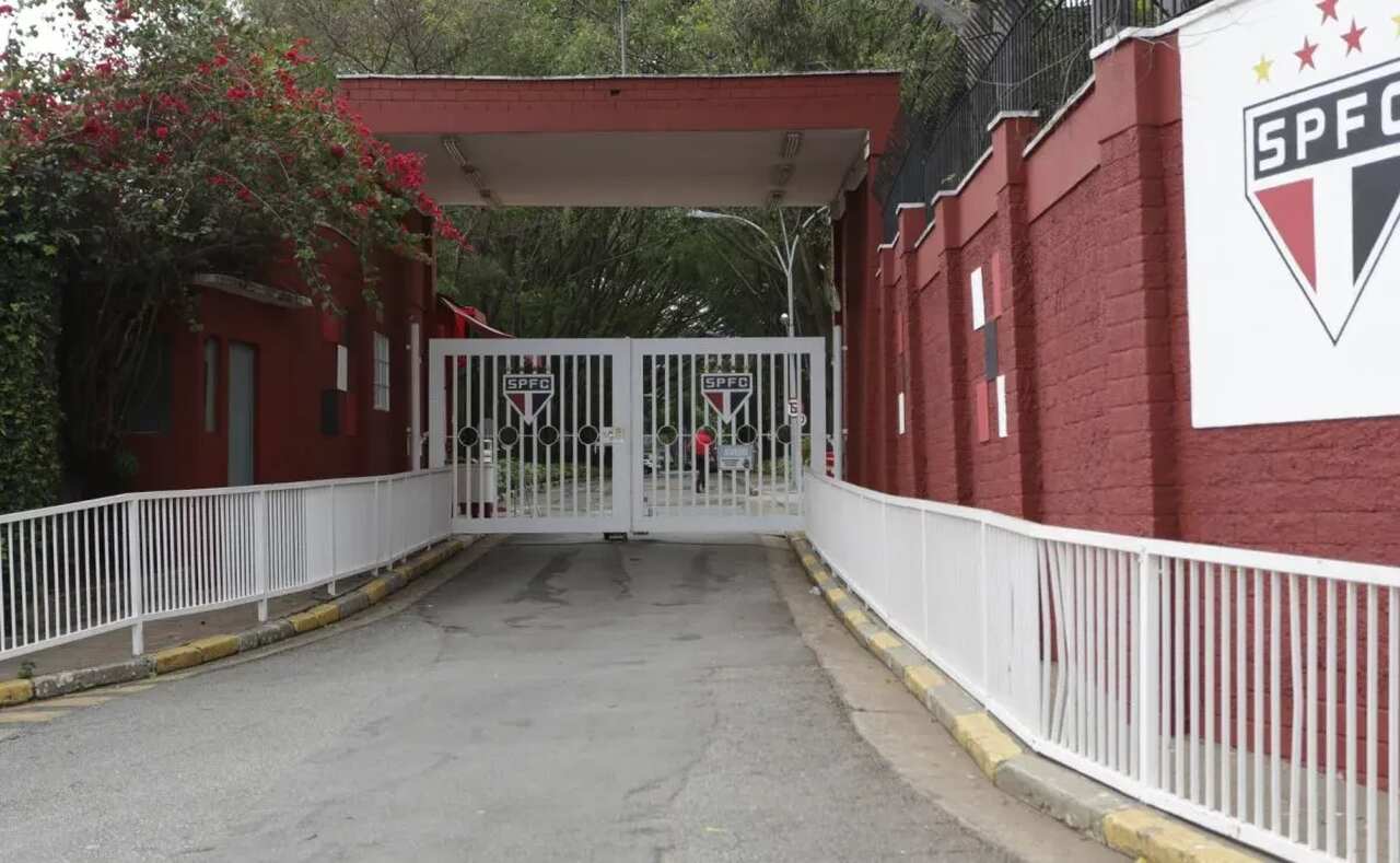 São Paulo convive com problema nos gramados do CT São Paulo convive com problema nos gramados do CT