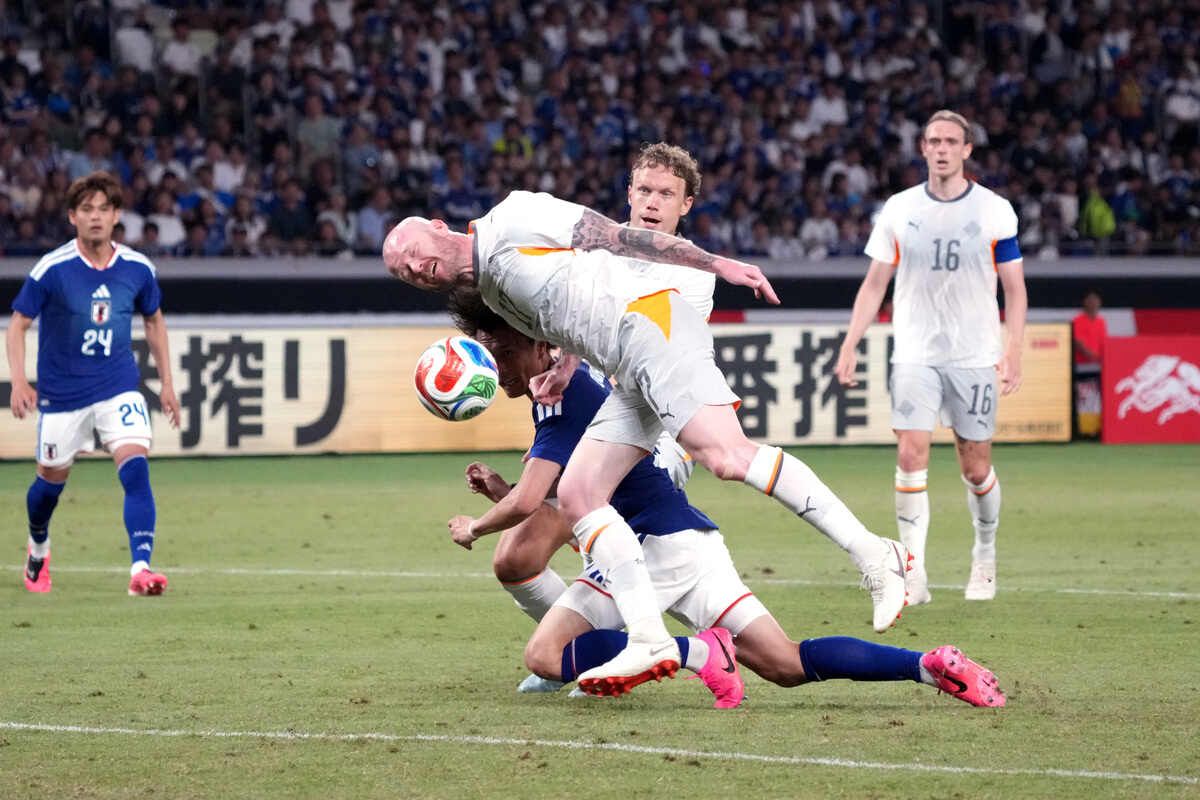 Japão vence a Islândia graças a gol com nova regra da FIFA Japão vence a Islândia graças a gol com nova regra da FIFA