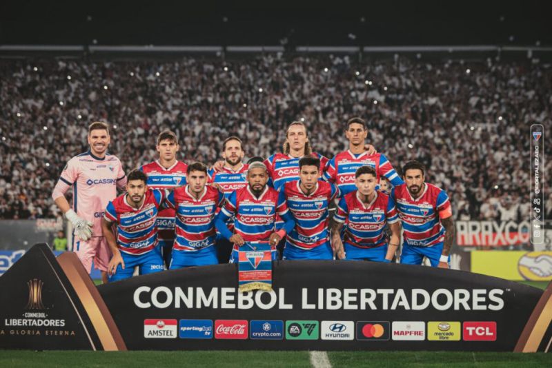 Elenco do Fortaleza antes da partida contra o Colo-Colo, no Chile. (Foto: Mateus Lotif/FEC)
