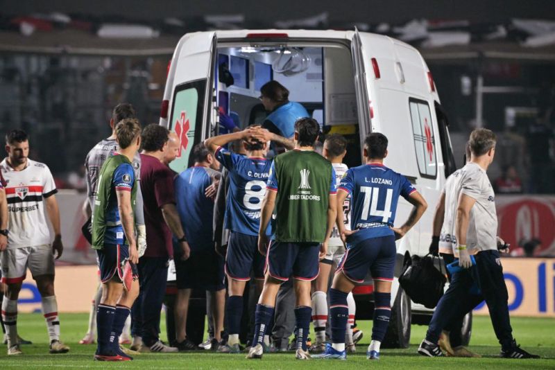 Defensor do Nacional-URU passa mal em campo. (Foto: NELSON ALMEIDA/AFP via Getty Images)