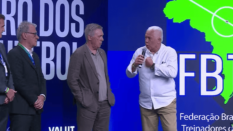 Em evento com Ancelotti, Leão e Oswaldo de Oliveira criticam técnicos estrangeiros no Brasil