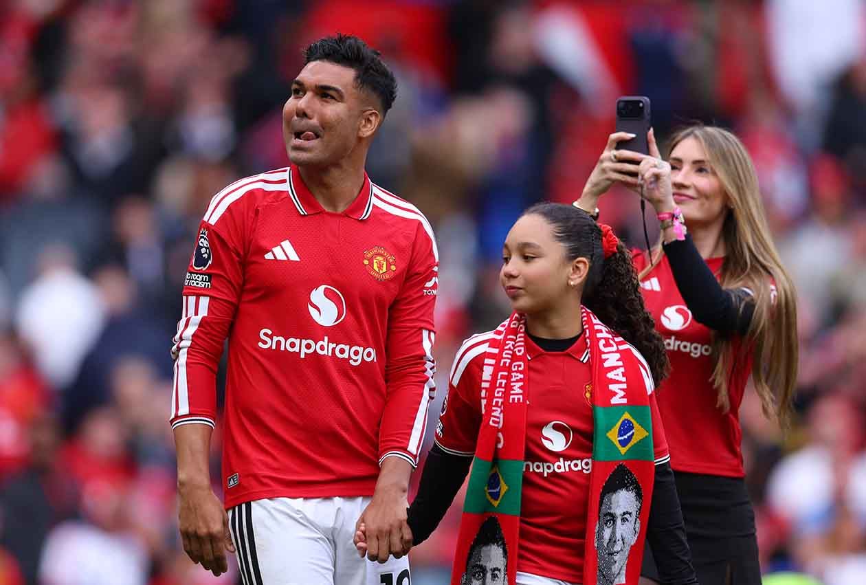 Casemiro se emociona em despedida do Manchester United em Old Trafford