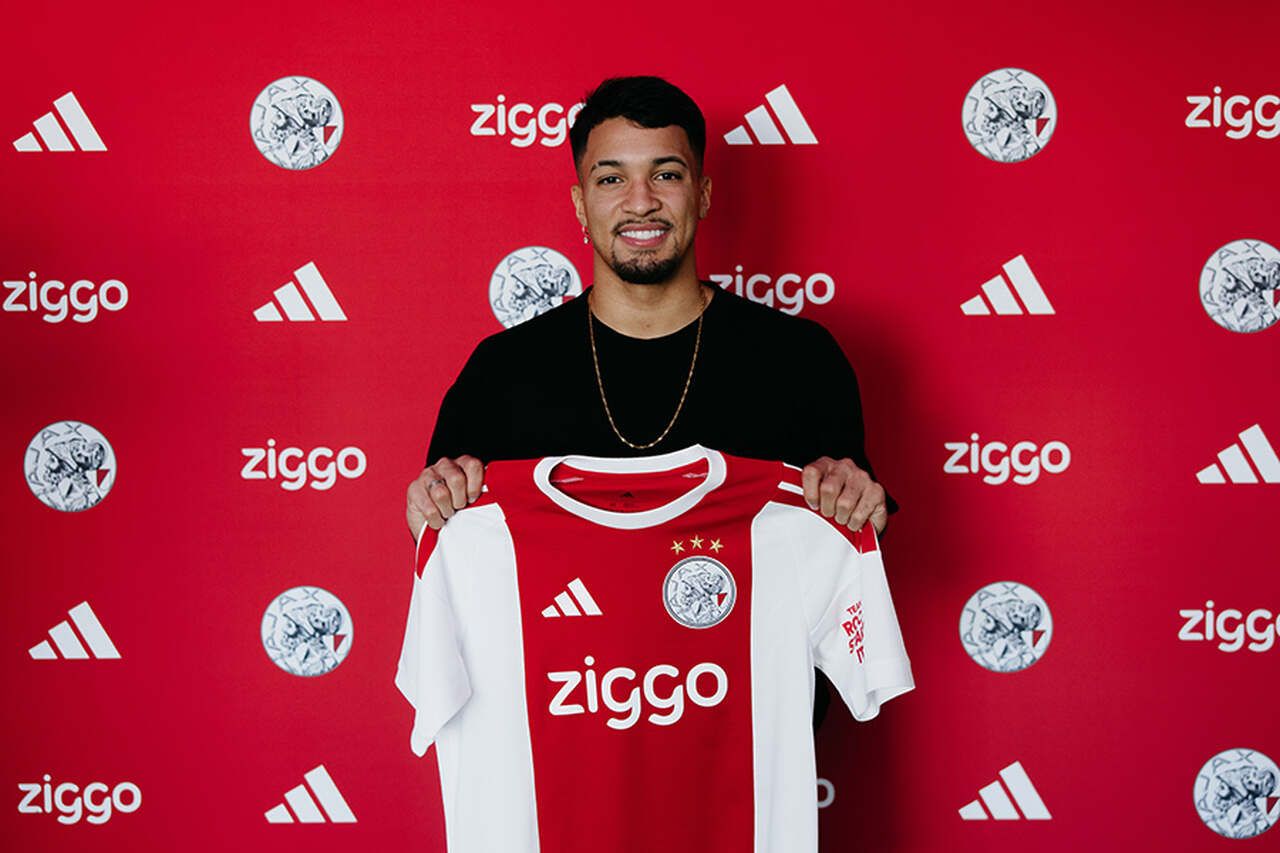 Ajax anuncia contratação de Marcos Leonardo Ajax anuncia contratação de Marcos Leonardo