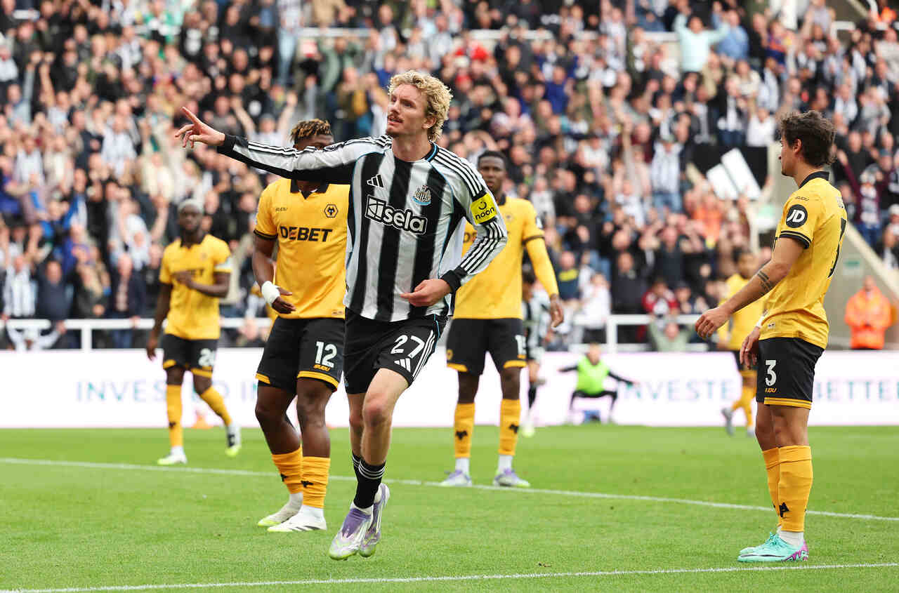 Newcastle sofre, mas vence a primeira no Campeonato Inglês