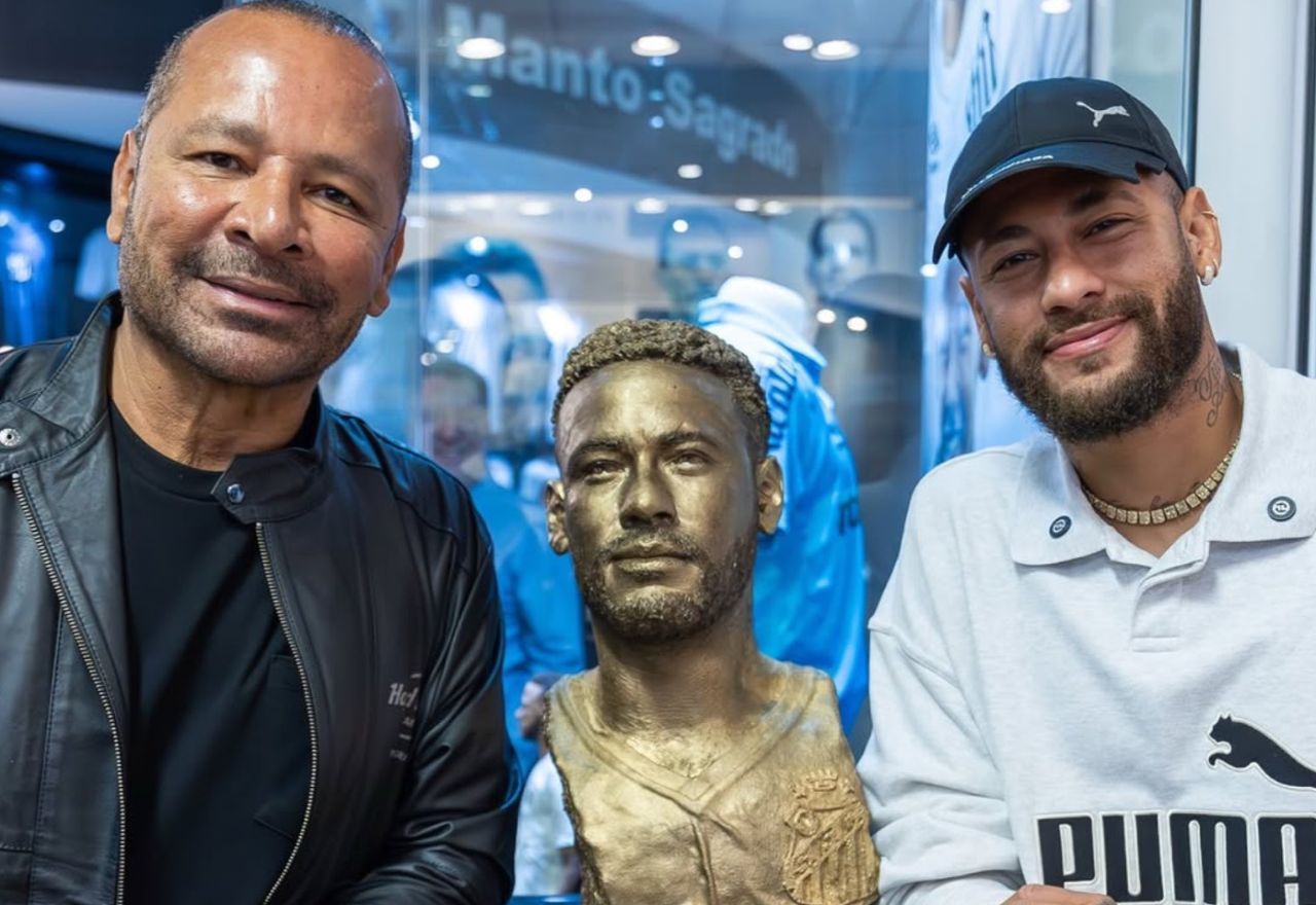 Santos inaugura estátua em homenagem a Neymar 