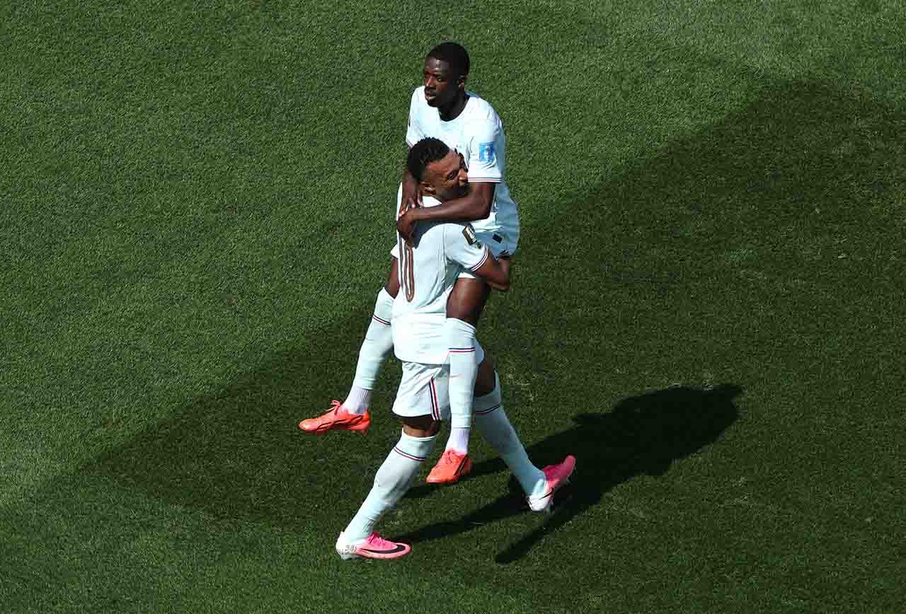 Mbappé e Dembélé igualam marca de dupla do penta do Brasil 