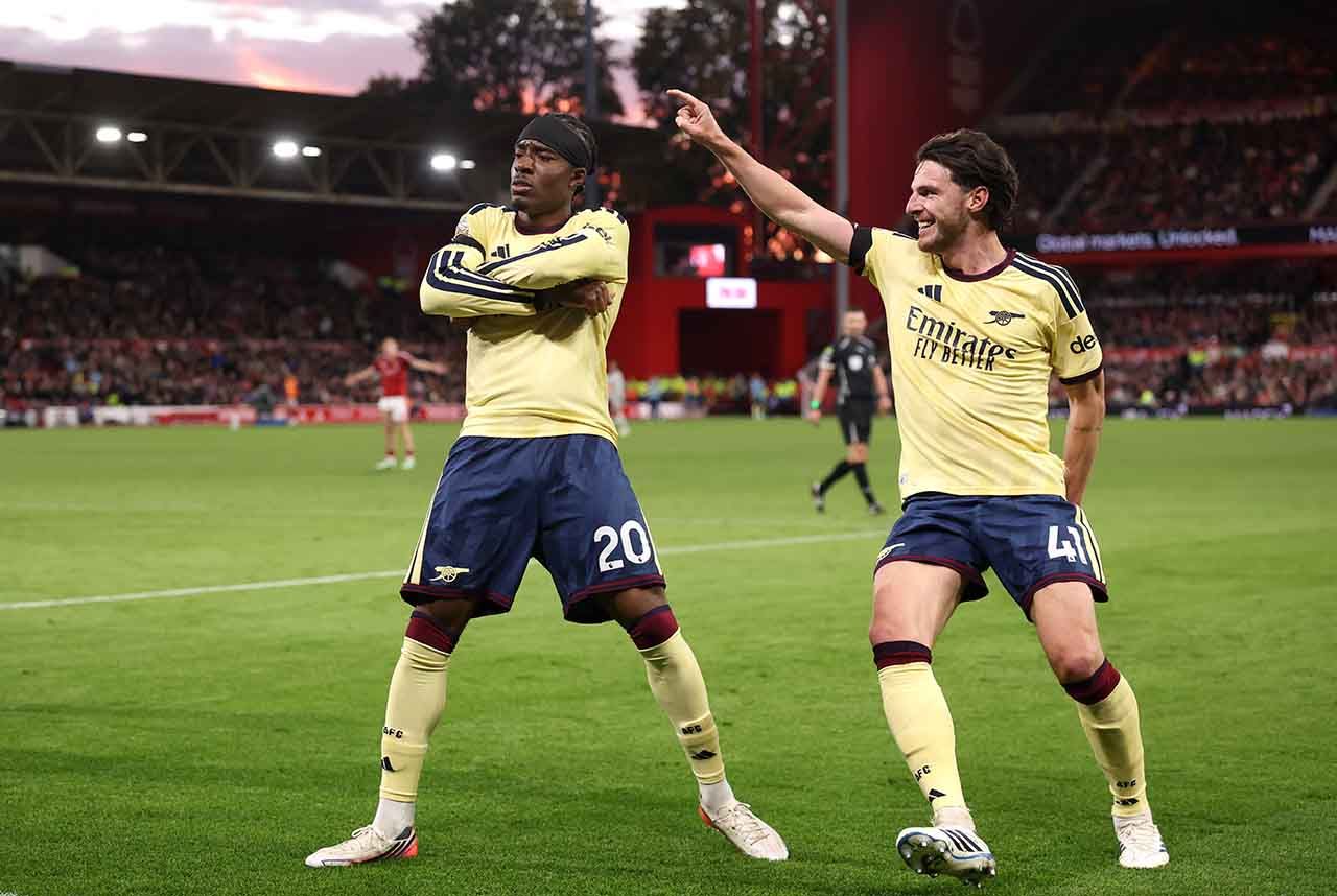 Arsenal sofre até o fim, derrota o Nottingham e segue na cola do City