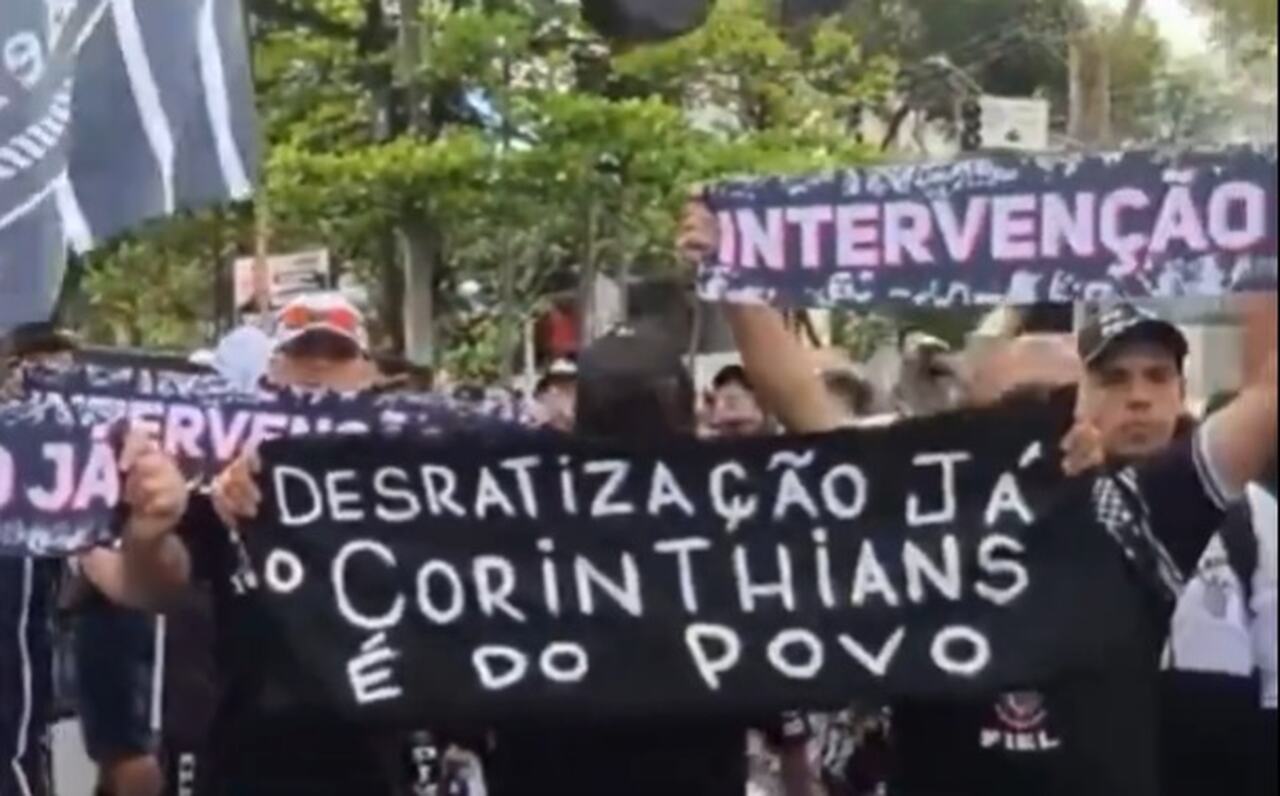 Torcida do Corinthians protesta e pede "Intervenção, já!" Torcida do Corinthians protesta e pede "Intervenção, já!"