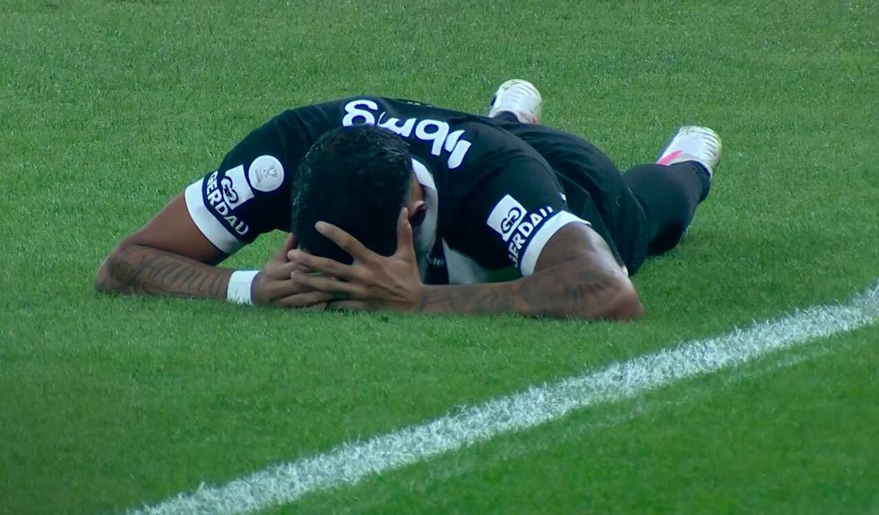 Zagueiro do Atlético cai de cabeça e é substituído Zagueiro do Atlético cai de cabeça e é substituído