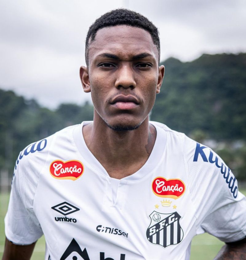 Santos anuncia a contratação do zagueiro Luisão até 2028