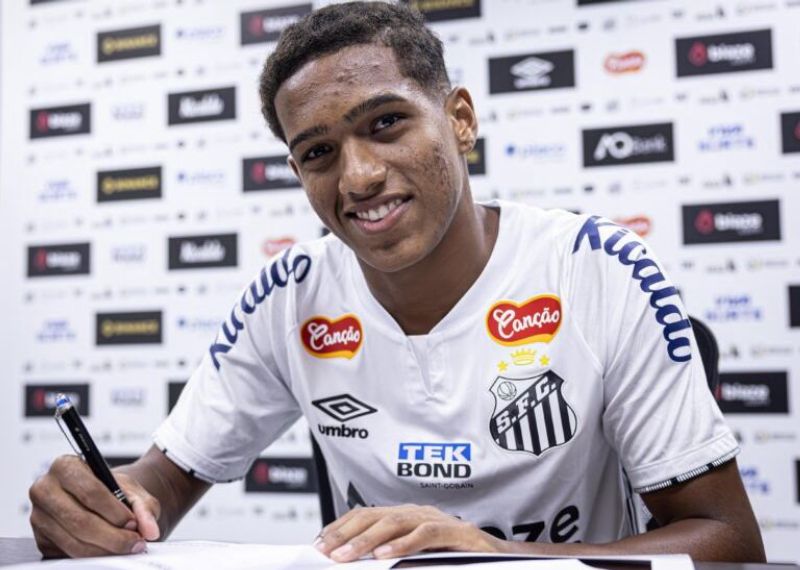 Santos anuncia renovação do lateral Souza até 2028