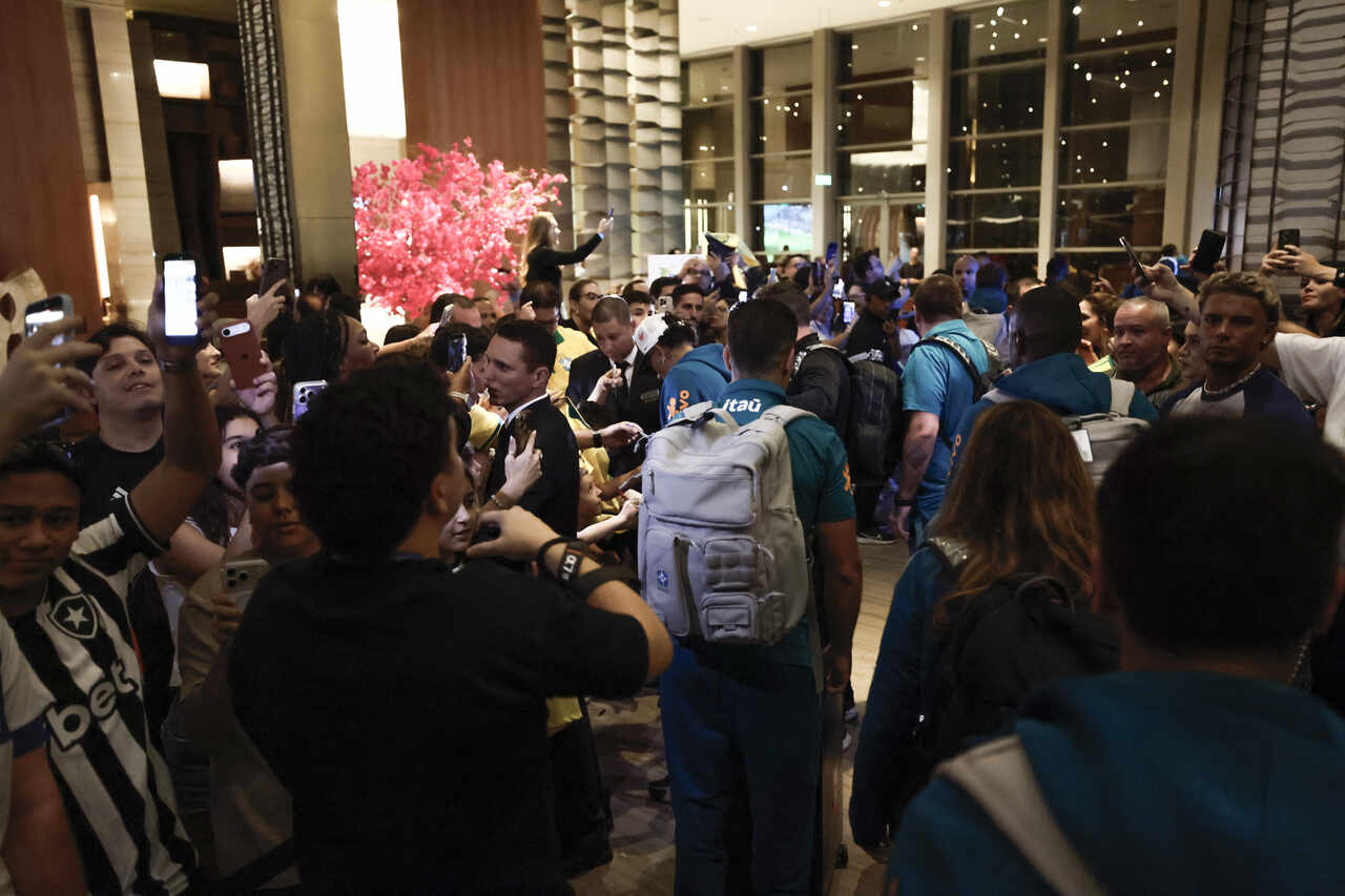 Seleção deixa hotel no Rio com festa dos torcedores