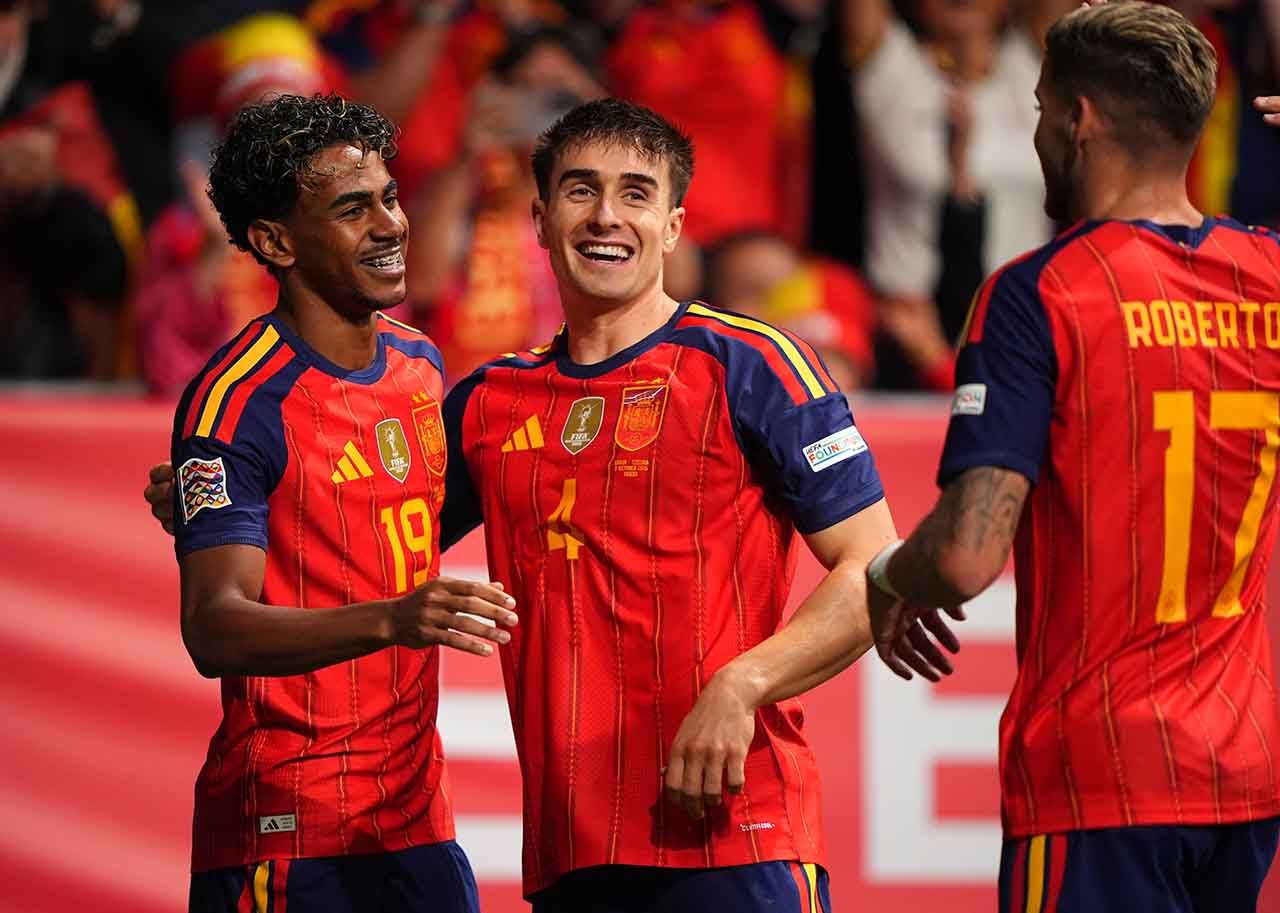 Espanha vence mais uma e amplia a invencibilidade Espanha vence mais uma e amplia a invencibilidade
