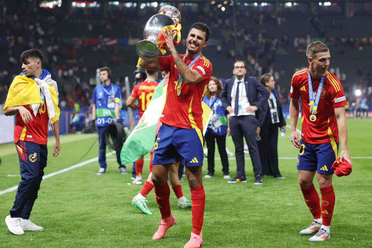 Rodri supera lesão e volta a ser pilar da Espanha