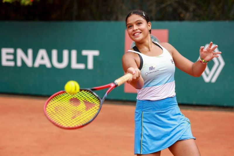 Tenista brasileira se destaca ao ser a atleta mais nova no ranking profissional de tênis