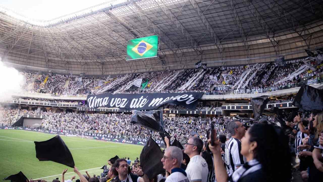 Torcedores do Atlético vaiam Neymar e protestam na Arena MRV Torcedores do Atlético vaiam Neymar e protestam na Arena MRV