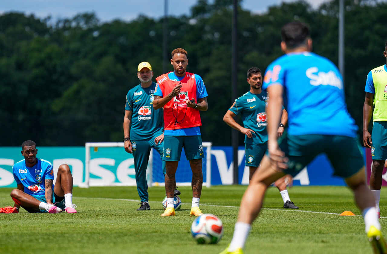 Neymar participa de mais um treino com a seleção Neymar participa de mais um treino com a seleção